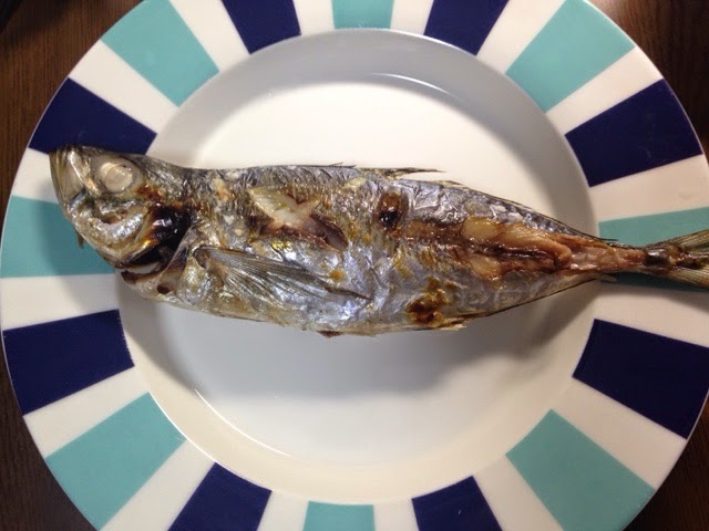 朝から魚を焼いている